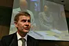 Miljøvernminister Erik Solheim (SV) mener fagrapporten styrker hans sak innad i regjeringen. Presentasjonen av rapporten skjedde ved hjelp av videolink på grunn av stansen i flytrafikken.