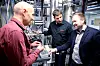 Prosjektleder Hallgeir Klette ved Institutt for Energiteknikk (t.v.) viser frem silisiumet fra den nye reaktoren til forskningsleder Werner Filtvedt fra Dynatec. Insituttet og selskapet samarbeider om det de håper skal revolusjonere solcelleindustrien. Prosjektingeniør Sverre Sørensen i Dynatec i bakgrunnen.