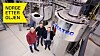 Dynatec samarbeider med Instiutt for Energiteknikk (Ife) om utviklingen av en helt ny reaktor som skal gjøre det mye billigere å produsere silisium til solceller. Reaktoren viser etter sigende svært gode resultater. Her Hallgeir Klette ved Ife (t.v.), prosjektingeniør Sverre Sørensen i Dynatec og forskningsleder Werner Filtvedt.