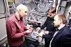 Prosjektleder Hallgeir Klette ved Institutt for Energiteknikk (t.v.) viser frem silisiumet fra den nye reaktoren til forskningsleder Werner Filtvedt fra Dynatec. Insituttet og selskapet samarbeider om det de håper skal revolusjonere solcelleindustrien. Prosjektingeniør Sverre Sørensen i Dynatec i bakgrunnen.
