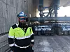 Bjørn Even Aakre i Sarens står med fjernkontrollen når konstruksjonen skal flyttes. – Vi flytter alt fra 20 til 5000 tonn. Tungt er en spesialitet, sier Aakre. Foto: Tia Karlsen