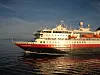 Hurtigruteskipet Nordnorge møter søsterskipet Vesterålen utenfor Lofotkysten. Bilde: Tore Stensvold