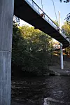 LUFT OG ELEGANSE: Den 120 meter lange broen har tre brospenn. De slanke, kjegleformede tårnene rager 33 meter over bakken.