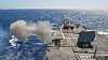 USA har bedt flere land delta i koalisjonen som skal beskytte skipstrafikk i Rødehavet mot angrep med droner og missiler. Norge sender 10 stabsoffiserer. Her avfyrer er USS Cole sin MK 45 5-toimmers lettevektstkanon under forberedelsene til insnats i Rødehavet.