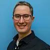 Styrkene til FINN er arbeids- og teknologimiljøet. Bredden i kompetanse er stor, og folka her har lang fartstid i firmaet. Det er utrolig verdifullt. Jeg søkte meg til FINN fordi jeg ville styre karrieren min mot web- og cloudutvikling, og helst i et miljø likt de man finner bedrifter som Github og Slack. Det at FINN tilbyr dette er unikt i Norge og gjør det til et veldig spennende miljø å jobbe i. Her får jeg veldig mange spennende utfordringer, og utrolig god hjelp fra de rundt meg.