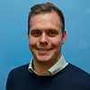 Tilbake i 2015 søkte jeg sommerjobb for å teste hvordan det var å være i FINN. Sammen med en gjeng på fem andre studenter laget vi «katte»-merker på profilsiden til brukerne, som gikk live allerede etter noen få uker. For en leken og åpen gjeng vi møtte! Utover høsten jobbet jeg med utvikling av et internt klagehåndteringssystem på nett. Det kunne fort ha blitt dørgende kjedelig, så vi på laget klinte til med det nyeste av det nye og skrev hele klienten i React. Mastergraden min er nå gjennomført og er glad jeg endelig er fast ansatt i FINN!