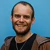 Jeg gleder meg til å gå på jobb i FINN, hver dag. Vi er glade i å snakke om kulturen vår, og det gjør vi med rette. Det er vanskelig å formidle hvor viktig den er, spesielt når den er reell –kjerneverdiene her i FINN ligger ikke i en skuff. Vi lever etter dem. Verdiene våre er noe som folk bruker til å tøyse med og det er bra! For eksempel at feil skal skje, for om vi ikke gjør feil så jobber vi for sakte. Sult og presisjon er nesten mindre viktig enn takhøyde og humør. Vi er alle interessert i å gjøre en god jobb, sammen på tvers av områder.