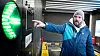 Kai Hermansen, vedlikeholdsingeniør i Nio, viser fram berøringsskjermen i batteribyttestasjonen.