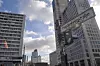 SYNSBEDRAG: Bygningen i midten ser ut som en halvferdig skyskraper, men det er faktisk en Kaiser-kirken fra 1890-tallet med stillaser rundt. Til høyre, Waldorf Astoria.
