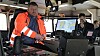 Kaptein Matti Pöyli i Finferries sitter og følger med mens autonomisystemet fra Rolls-Royce styrer og navigerer ut fra hindringer i fjorden.
