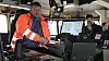 Kaptein Matti Pöyli i Finferries sitter og følger med mens autonomisystemet fra Rolls-Royce styrer og navigerer ut fra hindringer i fjorden.