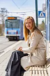 Therese Steensen trodde at konsulentlivet ville bety en masse reiser til ulike oppdrag hele tiden. I virkeligheten handler det mest om å ta trikken eller toget til en fast arbeidsplass hos kunden hun jobber for, fint forenlig med familieliv. Foto: TUM Studio