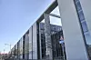 FORBUNDSBÅND: Band des Bundes, med Paul-Löbe-Haus, sett fra vest mot øst. Bak heisekranen kan man skimte TV-tårnet på Alexanderplatz, selve hjertet av kommunistepokens Vest-Berlin.