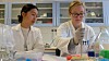 Linda Thuy Dieu Ngo (t.v.) og Hege Hovland tilbringer time etter time i laboratoriet.