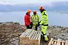 Ingrid Skrede, Roald Elvenes og Gustav Pless fra NVE studerer bergprøvene fra fjellet. Foto: NVE
