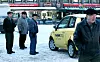 Think City mottas med finsk nysgjerrighet og/eller skepsis på torget i Turku. Foto: Per Erlien Dalløkken