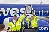 Boeing-sjef Kevin McAllister (t.v) og 737-programsjef Scott Campbell mottar plaketten fra Guinness rekordbok. Bilde: Craig Larsen