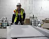 Simen Lindgren i Gyproc viser frem gipsplatene. Foto: Delta V