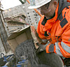 PRØVESTØP: Prøvestøp med fiber har pågått i mindre skala. Her blander Alf Egil Mathisen inn fiber i et forsøk Veidekke gjorde i 2007.