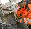 PRØVESTØP: Prøvestøp med fiber har pågått i mindre skala. Her blander Alf Egil Mathisen inn fiber i et forsøk Veidekke gjorde i 2007.