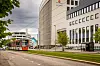 Statens vegvesen er lokalisert sentralt i Bergen, med holdeplass for Bybanen rett utenfor. Foto: TUM Studio