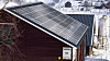 Gårdsbygning med solcellepanel på taket.