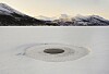 Russiske og amerikanske forskere har nå målt langt høyere utslipp av metangass fra havbunnen i Østsibirhavet enn tildligere. På bildet slipper metangass ut gjennom et smeltehull i en innsjø i Alaska.