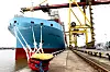 Skroget har en vertikal baug med integrert bulb. Dette reduserer energibehovet til fremdrift ved ulike dypganger, ettersom vannlinjen forlenges. Designet ble utviklet i samarbeid mellom Odense Maritime Technology (ODM) og Maersk. Foto: A. P. Møller - Maersk A/S