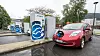 En eldre Nissan Leaf på en CHAdeMO-hurtigladestasjon i Bergen.