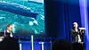 Inge Andre Sandvik, Chief Digital Officer i Wilhelmsen Group, (t.v.) og Arif Shafique, CEO i Dolittle på scenen under Cisco Connect. Modellen som vises frem, sender data i sanntid til en gjenspeiling på skjermen bak. Ruller modellbåten sidelengs i hånden til Shafique, gjør den det på skjermen også.