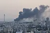Røyk stiger etter et israelsk angrep på Irans statlige kringkaster i Teheran på mandag.