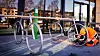 El-sykkel-lader: El-syklister kan lade batteriene til hjemturen utenfor matbutikken. Foto: Eirik Helland Urke