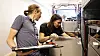 Forskerne Preben J.S. Vie og Julia Wind i laboratoriet hvor de undersøker hvorfor litium-ion-batterier brenner mer enn andre batterier.