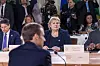 Statsminister Erna Solberg og Frankrikes president Emmanuel Macron under et møte der G7-landene og andre nasjoner deltok i La Malbaie i Quebec. Solberg deltok under en spesialsesjon om hav lørdag formiddag.
