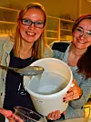Internasjonal kompetanseNanocellulose gjør vann tyktflytende. Prøven på bildet består av 99 prosent vann. Seniorforsker ved PFI og prosjektleder for GreenEOR, Kristin Syverud (t.v.) og forsker ved PFI, Ellinor Heggset. Foto: Ingvil Snøfugl
