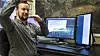 Himmelsk produksjon: Torbjørn Nymark jobber med visuelle effekter. Han produserer en himmel digitalt, som skal erstatte en bluescreen i filmen. Foto: ORV