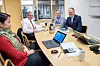 USA neste?: Gaute Juliussen (bakerst) er klar for å presentere sitt grafén-prosjekt for George Smith (til venstre) og Knut Fangberget i American Defense International. Helt til venstre sitter Juliussens sekretær, Chau-Ping Chan. Foto: Havard Zeiner