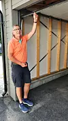 Garasjeportene virker ikke fordi elektrikerne avsluttet arbeidet da de ikke fikk betalt, sier Øystein Holmelid i Smedsrud Grendelag. Foto: Knut Bjørheim