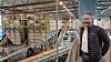 Det norske pantesystemet er det mange land nå ønsker seg. Adm. direktør i panteselskapet Infinitum, Kjell Olav Maldum mottar besøk fra mange land og gir dem innføring i ombruk av plast og aluminium. Anlegget er konstruert av han selv og en logistikkpartner og har korte transportveier med minst mulig transportbånd som kan skape problemer. Foto: Odd Richard Valmot