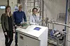 IFE-Forskerne Avdelingsleder Hanne Flåten Andersen, senioringeniør Hallgeir Klette og post. doc. Samson Lai, foran reaktoren de benytter til å fremstille silisiumpulver. Foto: Odd R. Valmot