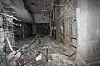 Den flere hundre kilo tunge bomben rev hull i betongfasaden og blåste ut mesteparten av resepsjonen i første etasje av Høyblokka.