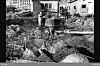 I 1938 ble alunskiferen forseglet ved å sprøyte på to lag med varm asfalt (180 grader) og støpe på betong etterpå. Her legger de ut første lag med asfalt under byggingen av Oslo hovedbrannstasjon, omtrent der hvor arbeidene med ny Ring 1 er i gang nå. Foto: E. Næss/Oslo byarkiv