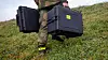 En soldat i Luftforsvaret med komponenter til antidronesystemet. Foto: Hanne Vik Rye / Forsvaret