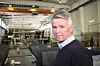 LÆRT OVER TID: Adm. dir. Tor Øyvin Aa i produksjonshallen. Brødrene Aa bygget opp kompetansen på karbonbygging over tid og fikk eksperthjelp i starten.
