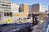 Fundamenteringen blir forsterket på mange av dagens nabobygninger langs strekningen. På tomta til Møllergata 37, omtrent midt på bildet, har Veidekke fått i oppdrag å bygge hotell etter hvert. Foto: Bjørn Olav Amundsen