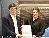 Styreleder i Maritimt Forum, Even Aas, overleverte Verdiskapingsrapporten til fiskeri- og havminister Cecilie Myrseth i lokalene til Höegh Autoliners tirsdag 5. mars. Foto: Tore Stensvold
