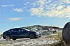 Man kan se på Netflix og YouTube via bilens skjerm når bilen er parkert. Foto: Mathias Klingenberg