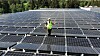 Solceller vil spille en avgjørende rolle for å løse både naturkrisen og klimakrisen, mener IEA. Her fra et anlegg på en lagerhall i Norge.