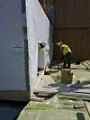 Toleransen på treelementene er helt nede på to mm. Det gir et svært tett bygg, men til tider også utfordringer med å få lirket elementene på plass. Men det er likevel ikke verre enn at man i de fleste tilfellene kan fikse det med brekkjern, løftestang og et par solide håndverkerhopp. Foto: Foto