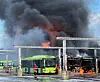 Det brenner i flere gassbusser i Sarpsborg mandag. Foto: Politiet/NTB